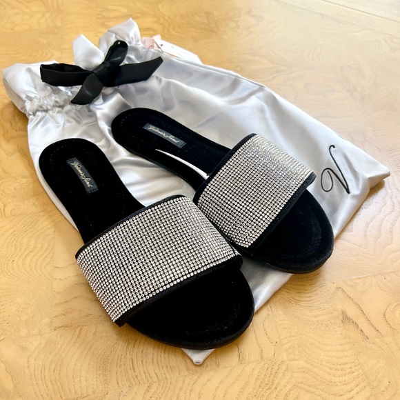 NWT Victoria’s Secret Rhinestone Black Velvet Slippers Slides Size 6 - 7 - Picture 3 of 5